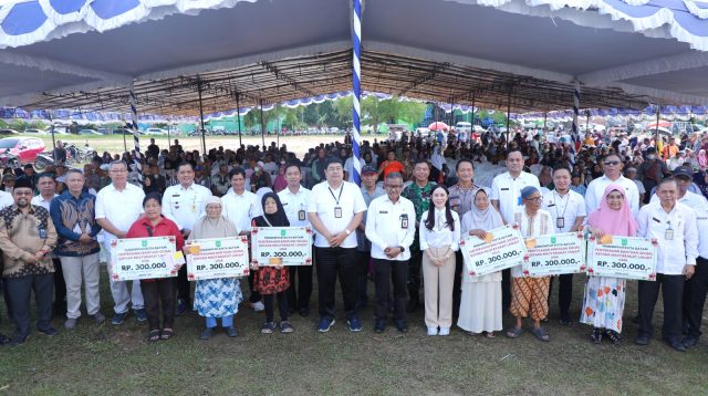 Wakil Wali Kota Batam, Li Claudia Candra, menyerahkan bantuan sosial lansia kepada warga di Lapangan Bola Legenda Malaka, Baloi Permai, Rabu (15/10/2025). Wakil Wali Kota Batam, Li Claudia Candra, menyerahkan bantuan sosial lansia kepada warga di Lapangan Bola Legenda Malaka, Baloi Permai, Rabu (15/10/2025).