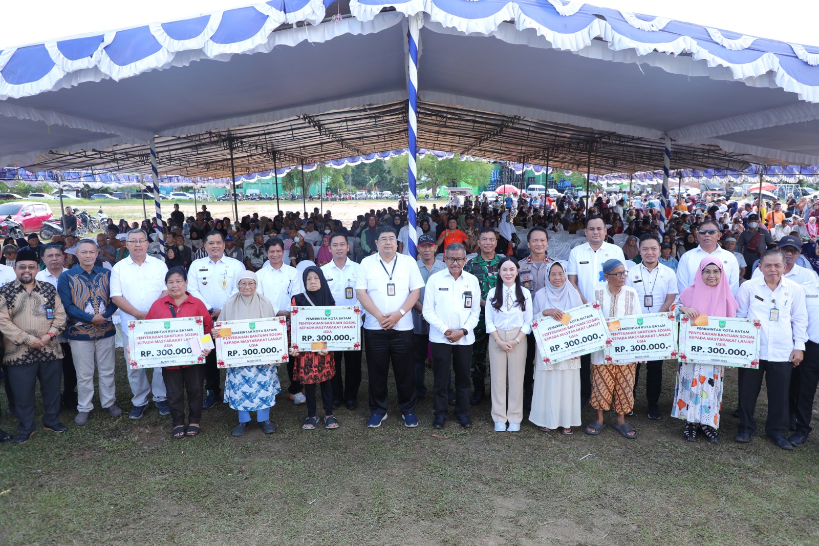 Wakil Wali Kota Batam, Li Claudia Candra, menyerahkan bantuan sosial lansia kepada warga di Lapangan Bola Legenda Malaka, Baloi Permai, Rabu (15/10/2025).