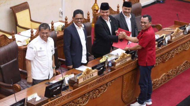 Rapat Paripurna di Ruang Sidang Utama DPRD Batam, Selasa (4/11/2025).