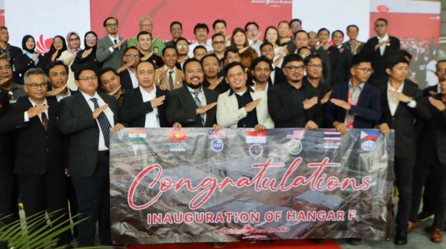 Ketua DPRD Batam Haji Muhammad Kamaluddin saat menghadiri peresmian Hanggar F Batam Aero Teknik di Bandara Internasional Hang Nadim, Rabu (19/11/2025).