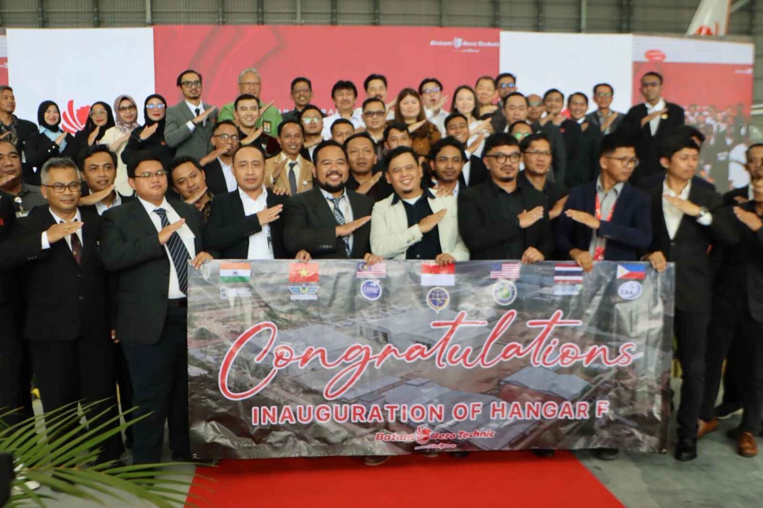 Ketua DPRD Batam Haji Muhammad Kamaluddin saat menghadiri peresmian Hanggar F Batam Aero Teknik di Bandara Internasional Hang Nadim, Rabu (19/11/2025).