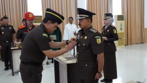 Kepala Kejaksaan Tinggi Kepulauan Riau J. Devy Sudarso memimpin upacara pelantikan dan pengambilan sumpah jabatan enam pejabat struktural eselon III di Aula Sasana Baharudin Lopa Kejati Kepri, Tanjungpinang, Senin (21/7/2025).
