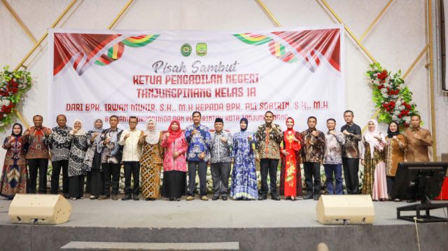 Wakil Wali Kota Tanjungpinang Raja Ariza foto bersama jajaran Forkopimda dan keluarga besar Pengadilan Negeri Tanjungpinang pada acara pisah sambut Ketua PN, Selasa (4/11/2025).
