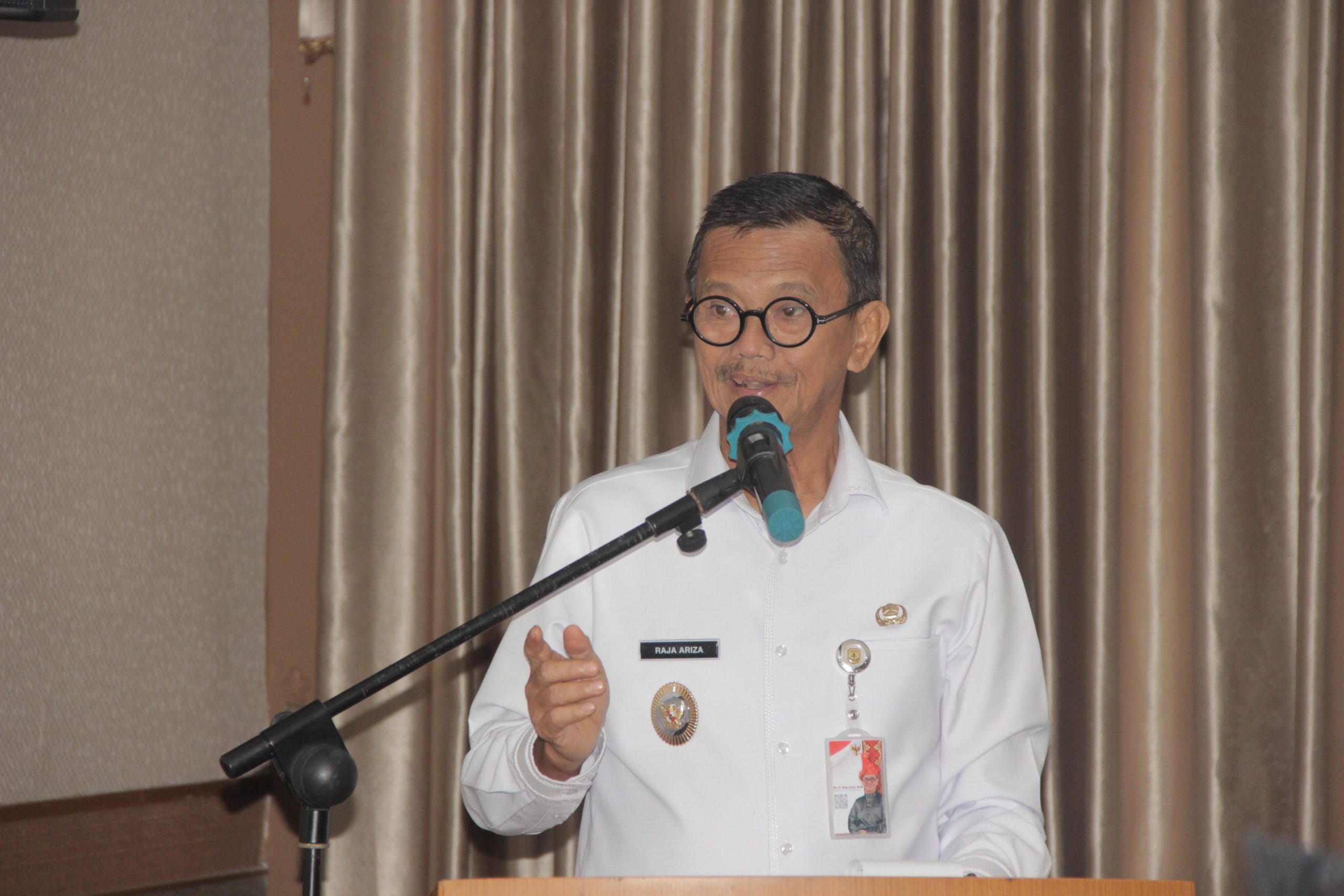 Wakil Wali Kota Tanjungpinang Raja Ariza menyampaikan sambutan saat membuka kegiatan Pendaftaran Objek Diduga Cagar Budaya (ODCB) dan Sidang Rekomendasi Penetapan Cagar Budaya Kota Tanjungpinang di Plaza Hotel Km 3,5, Rabu (5/11/2025).