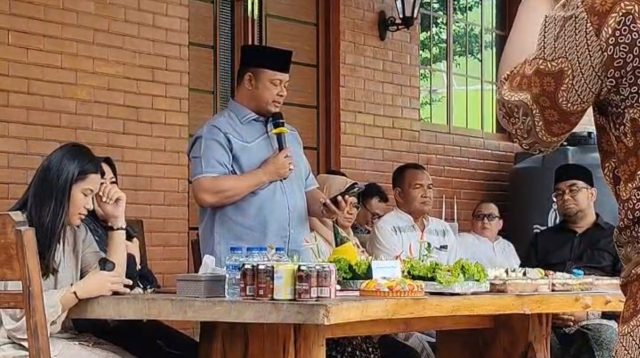 Ketua DPRD Provinsi Kepulauan Riau, Iman Sutiawan, merayakan ulang tahunnya yang ke-50 secara sederhana namun penuh makna di kediamannya di kawasan Patam Lestari, Sekupang, Batam, Kamis (6/11).