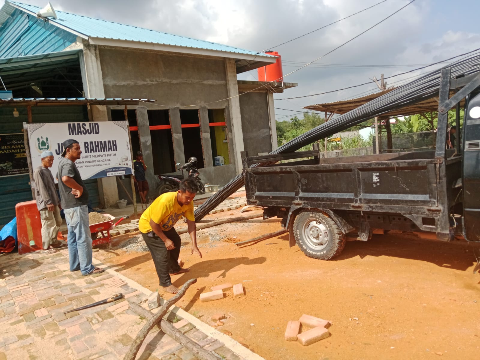 Bantuan material bangunan dari dermawan tiba di Masjid Jabal Rahmah, JL Ganet, Perumahan Bukit Merpati Putih, Kel Pinang Kencana, Kec Tanjungpinang Timur, Tanjungpinang, Kepri, Sabtu (8/11/2025) (Foto: DKM Masjid Jabal Rahmah)