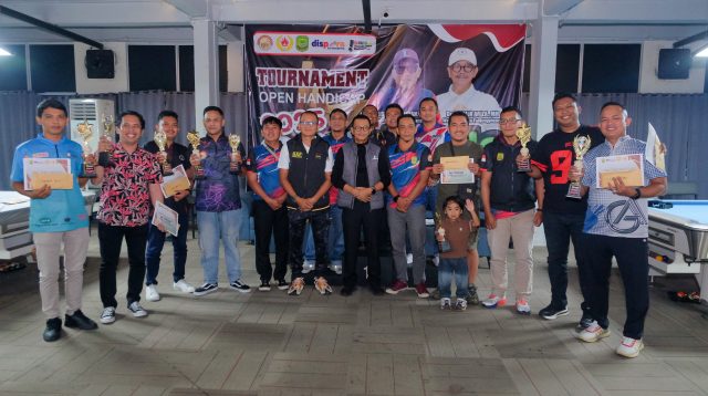 Wakil Walikota Tanjungpinang, Raja Ariza, saat menutup dan menyerahkan hadiah Turnamen Open Handicap 2025 Billyard, yang diselenggarakan Dispora Kota Tanjungpinang, di Gonta, Minggu (9/11/2025)