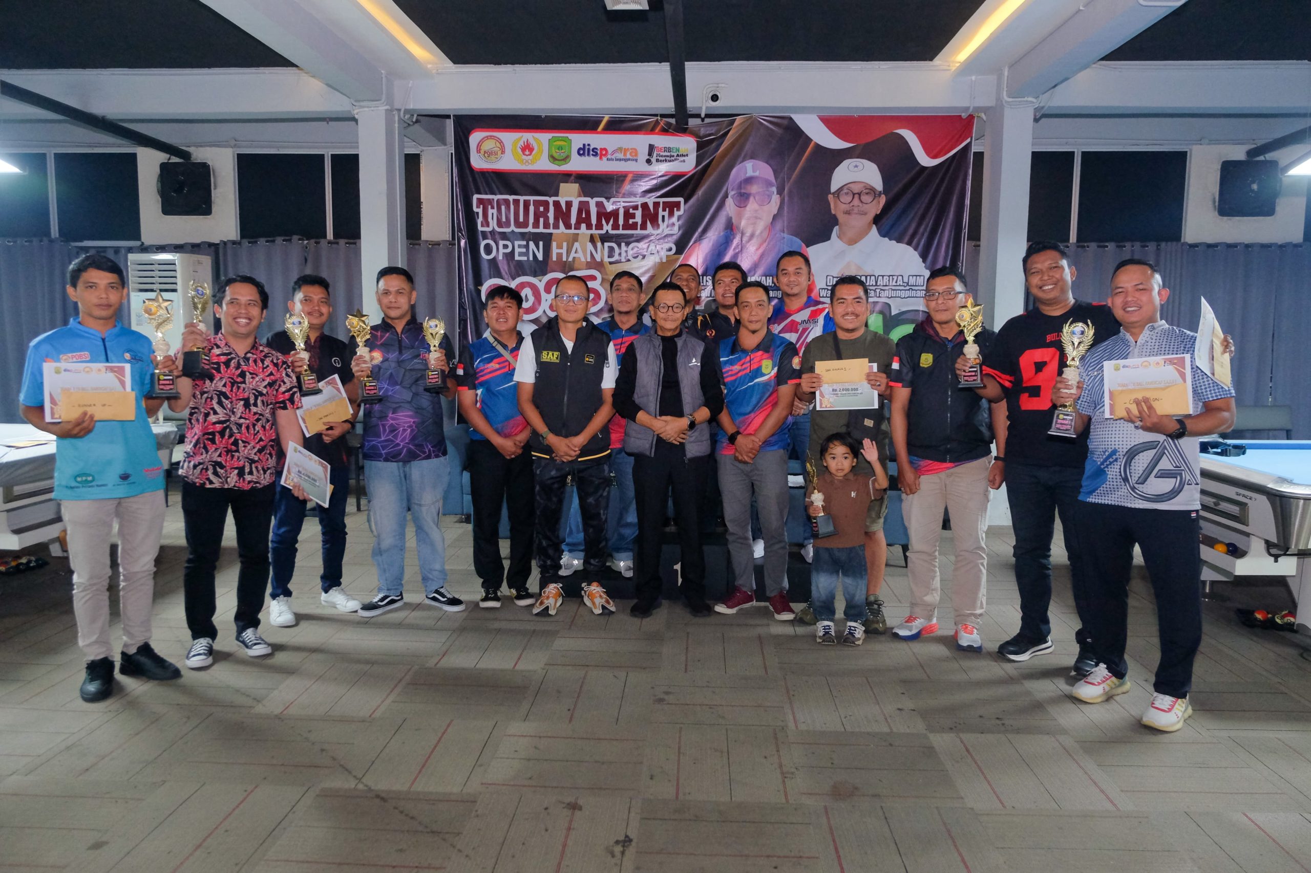 Wakil Walikota Tanjungpinang, Raja Ariza, saat menutup dan menyerahkan hadiah Turnamen Open Handicap 2025 Billyard, yang diselenggarakan Dispora Kota Tanjungpinang, di Gonta, Minggu (9/11/2025)