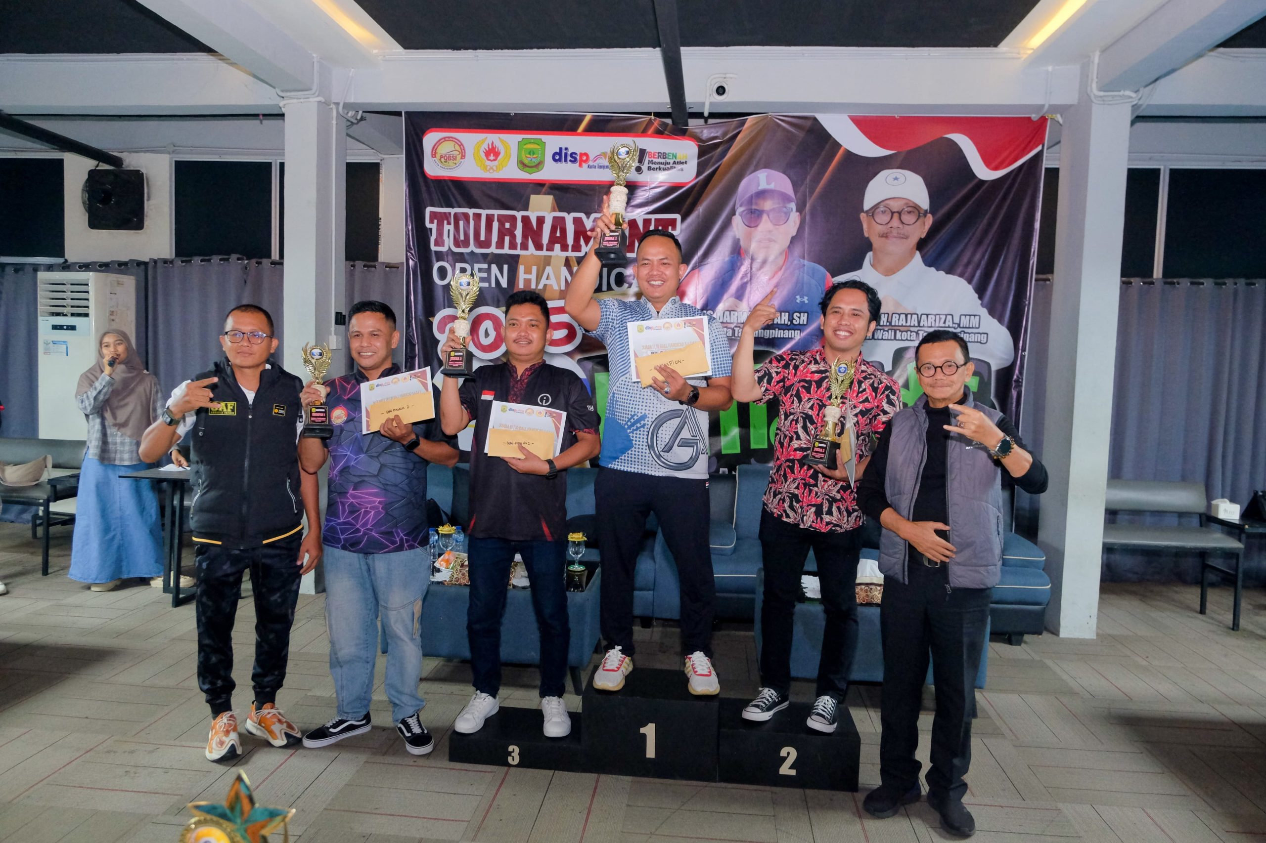 Wakil Walikota Tanjungpinang, Raja Ariza, saat menutup dan menyerahkan hadiah Turnamen Open Handicap 2025 Billyard, yang diselenggarakan Dispora Kota Tanjungpinang, di Gonta, Minggu (9/11/2025)
