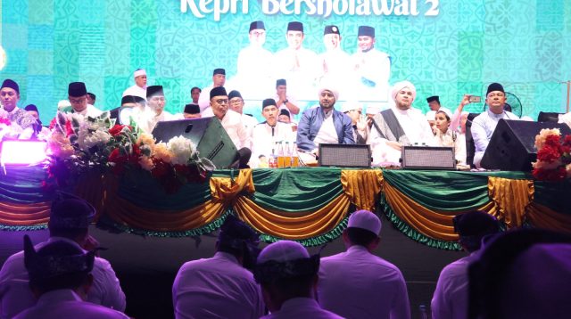 Ribuan jamaah memadati Masjid Agung Raja Hamidah, Batam Center, saat gelaran Kepri Bersholawat 2, Sabtu (15/11/2025) malam, yang dipimpin para habib dan dihadiri sejumlah tokoh Kepri.