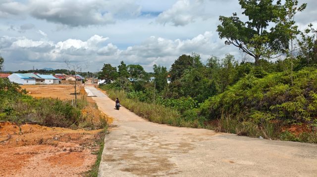Jalan masuk Perumahan Bukit Merpati Putih (BMP) Jalan Ganet, Kelurahan Pinang Kencana yang baru mulai sebagian disemenisasi pengembang, Senin (24/11/2025)