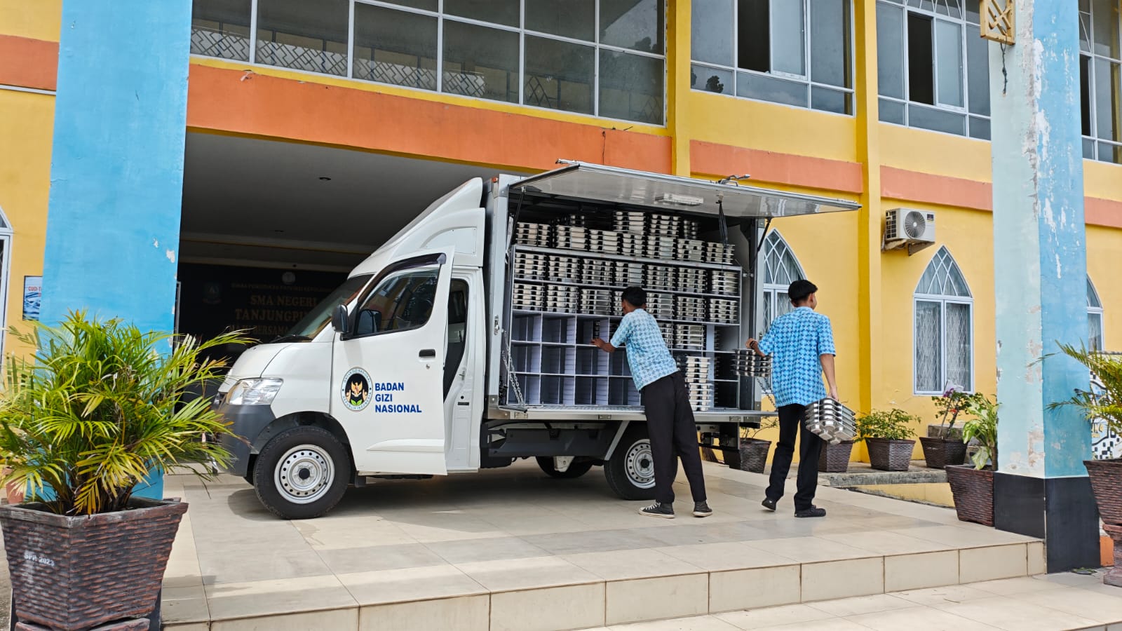 Pekerja SPPG saat mendistribusikan Makanan Bergizi Gratis (MBG) ke SMA Negeri 4 Tanjungpinang, Rabu (26/11/2025) (Foto: Aji Anugraha/pijarkepri.com)