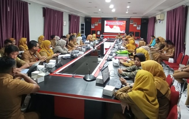 Pemerintah Kota Tanjungpinang melalui Badan Perencanaan Pembangunan, Penelitian dan Pengembangan (Bappelitbang) saat melaksanakan rapat pembahasan Perubahan Perjanjian Kinerja Tahun 2025, pada 4 November 2025 di Ruang Rapat Utama Bappelitbang.