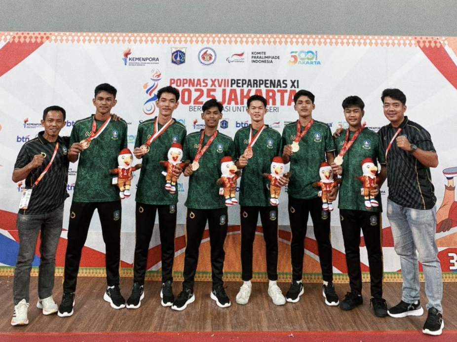Tim sepaktakraw Kepulauan Riau saat meraih medali perak dan perunggu di POPNAS XVII 2025 di Jakarta.
