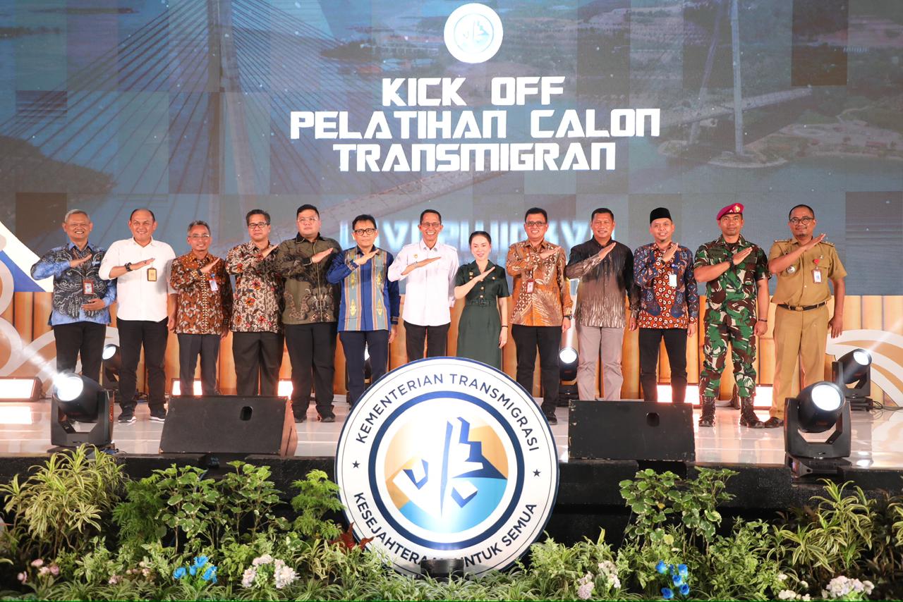 Wali Kota Batam, Amsakar Achmad, bersama Wakil Wali Kota Li Claudia Chandra menghadiri Kick Off Pelatihan Calon Transmigran di Batalyon Infanteri 10 Marinir SBY Barelang, Senin (3/11/2025). (Foto : Dheo/Diskominfo Batam)