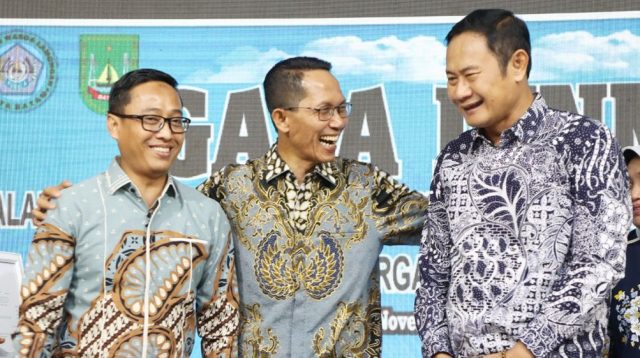 Wali Kota Batam Amsakar Achmad berbincang akrab dengan Bupati Lamongan Yuhronur Efendi dan Anggota DPR RI Ahmad Labib saat acara silaturahmi Paguyuban Warga Lamongan (Pawala) Batam di Golden Prawn, Bengkong, Sabtu (1/11/2025) malam. (Foto : Humas Diskominfo Batam / Rumawi)
