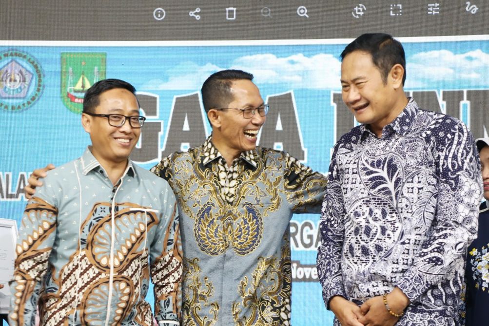 Wali Kota Batam Amsakar Achmad berbincang akrab dengan Bupati Lamongan Yuhronur Efendi dan Anggota DPR RI Ahmad Labib saat acara silaturahmi Paguyuban Warga Lamongan (Pawala) Batam di Golden Prawn, Bengkong, Sabtu (1/11/2025) malam. (Foto : Humas Diskominfo Batam / Rumawi)