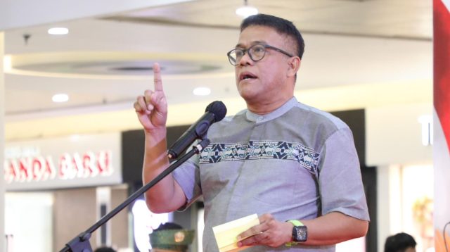 Kepala Dinas Kebudayaan dan Pariwisata (Disbudpar) Kota Batam, Ardiwinata, saat mewakili Wali Kota Batam, Amsakar Achmad, membuka acara Kita Indonesia Jilid II di Mega Mall Batam Centre, Minggu (2/11/2025). (Foto : Humas Diskominfo Batam / Dheo Ananda Putra)