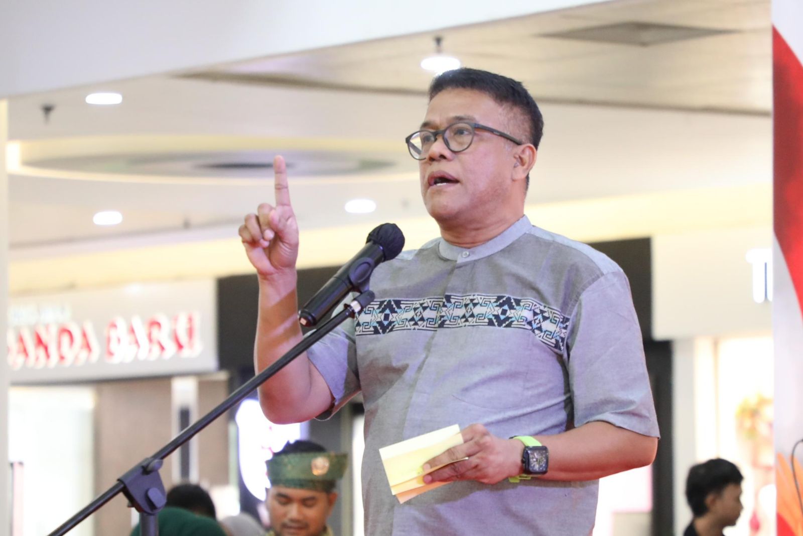 Kepala Dinas Kebudayaan dan Pariwisata (Disbudpar) Kota Batam, Ardiwinata, saat mewakili Wali Kota Batam, Amsakar Achmad, membuka acara Kita Indonesia Jilid II di Mega Mall Batam Centre, Minggu (2/11/2025). (Foto : Humas Diskominfo Batam / Dheo Ananda Putra)