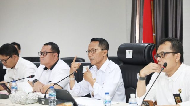 Wali Kota Batam, Amsakar Achmad, saat memaparkan secara daring beragam inovasi Batam dalam ajang Innovative Government Award (IGA) 2025 yang digelar Badan Strategi Kebijakan Dalam Negeri (BSKDN) Kementerian Dalam Negeri, dari Kantor Wali Kota Batam, Rabu (5/11/2025)