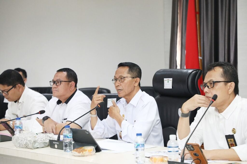 Wali Kota Batam, Amsakar Achmad, saat memaparkan secara daring beragam inovasi Batam dalam ajang Innovative Government Award (IGA) 2025 yang digelar Badan Strategi Kebijakan Dalam Negeri (BSKDN) Kementerian Dalam Negeri, dari Kantor Wali Kota Batam, Rabu (5/11/2025)