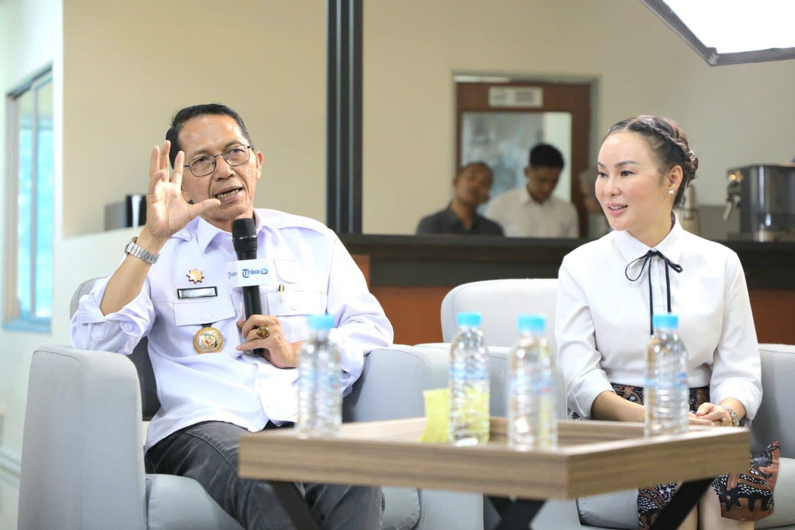 Wali Kota Batam Amsakar Achmad bersama Wakil Wali Kota Li Claudia Chandra, di Batam, Jumat (7/11/2025). (Foto : Humas Diskominfo Batam / Rumawi)