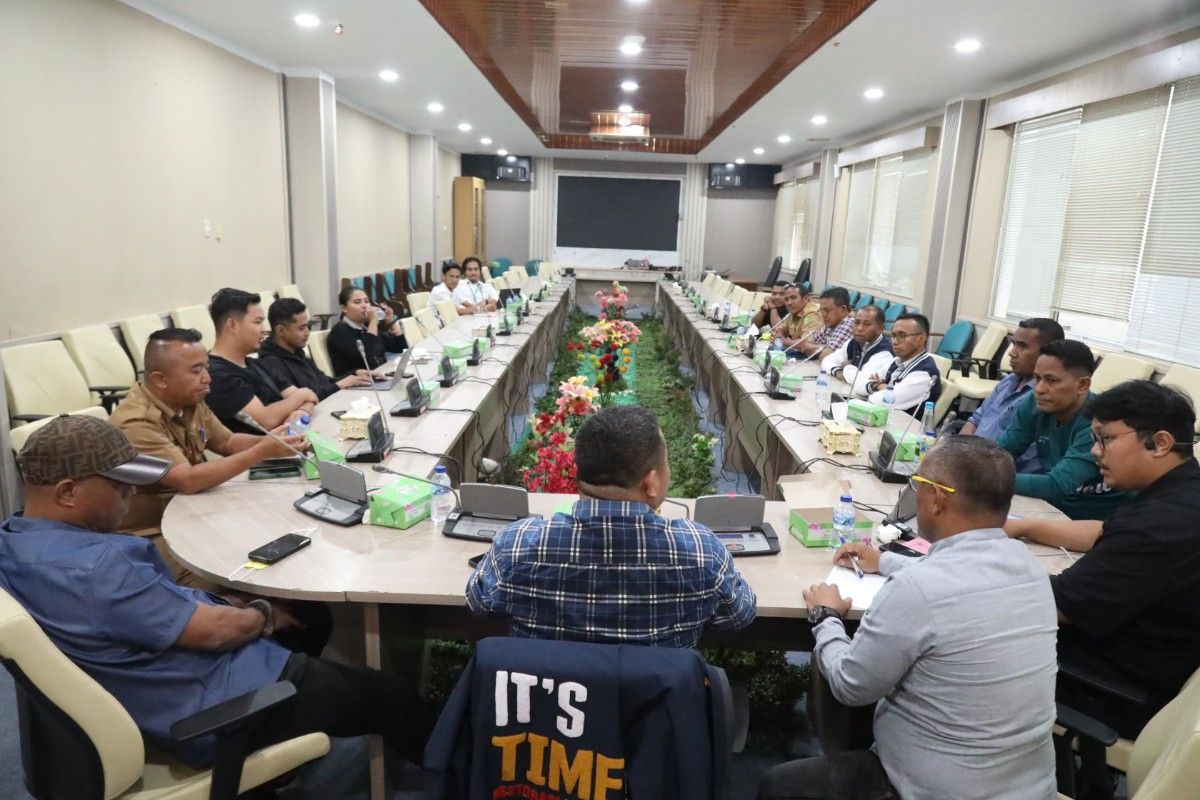 Ketua Pansus DPRD Batam, Hj. Asnawati Atiq, memimpin rapat lanjutan pembahasan Ranperda Kota Layak Anak bersama anggota Pansus, perwakilan Dinas P3AP2KB, dan Bagian Hukum Setdako Batam di Ruang Rapat Serbaguna.