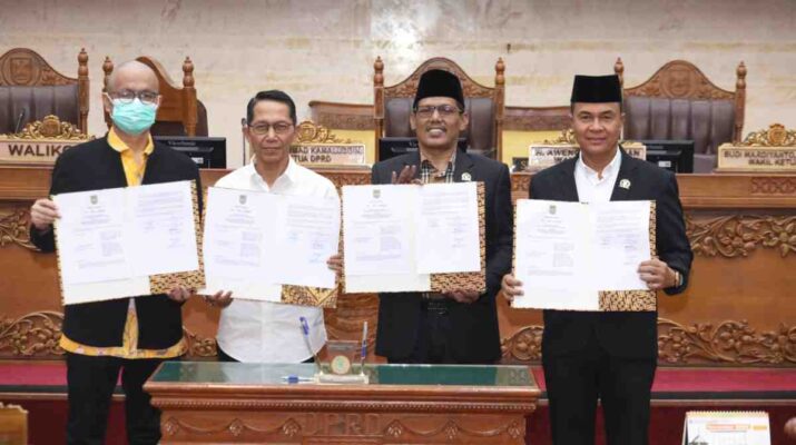 Ketua DPRD Batam Muhammad Kamaluddin dan Wali Kota Amsakar Achmad menandatangani lembar pengesahan Perda APBD 2026 dalam Rapat Paripurna di Gedung DPRD Kota Batam.