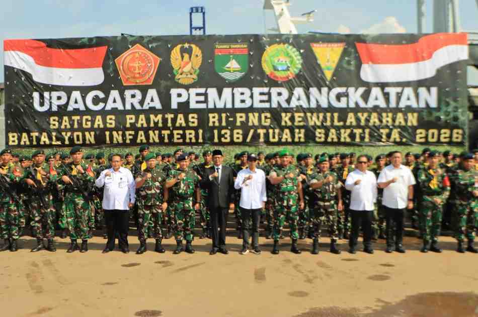 Ketua DPRD Kota Batam, Haji Muhammad Kamaluddin, bersama Kasdam XIX/Tuanku Tambusai dan Wali Kota Batam Amsakar Achmad saat melepas keberangkatan 450 prajurit Satgas Pamtas RI–PNG Yonif 136/Tuah Sakti di Pelabuhan Batu Ampar.