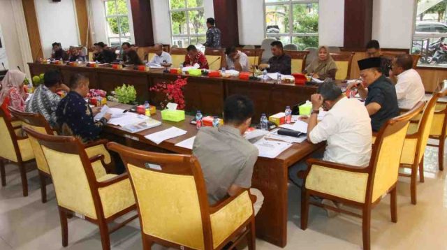 Ketua Pansus DPRD Batam, Haji Djoko Mulyono, memimpin rapat koordinasi pembahasan Ranperda PSU Perumahan bersama sejumlah OPD di Batam, Kamis (13/11/2025).