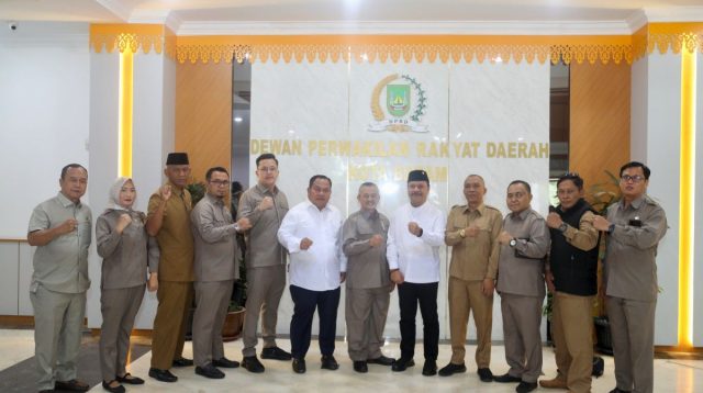 Wakil Ketua II DPRD Batam, Budi Mardiyanto, bersama anggota Komisi III, Biyanto, menerima kunjungan kerja rombongan DPRD Kabupaten Boyolali dan menggelar diskusi mengenai ketertiban umum serta optimalisasi fiskal daerah 2026
