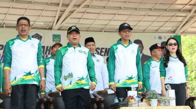 Ketua DPRD Kota Batam, Haji Muhammad Kamaluddin, bersama Wali Kota Batam Amsakar Achmad membuka Porseni RA dan Madrasah Kota Batam 2025 di Dataran Engku Putri.