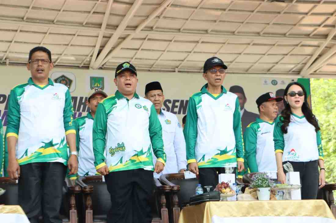 Ketua DPRD Kota Batam, Haji Muhammad Kamaluddin, bersama Wali Kota Batam Amsakar Achmad membuka Porseni RA dan Madrasah Kota Batam 2025 di Dataran Engku Putri.