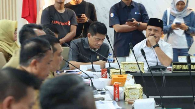 Wakil Ketua II DPRD Kota Batam, Budi Mardiyanto, memimpin RDPU bersama lintas komisi membahas penolakan warga Sukajadi terhadap rencana pembangunan Kantor Lurah.
