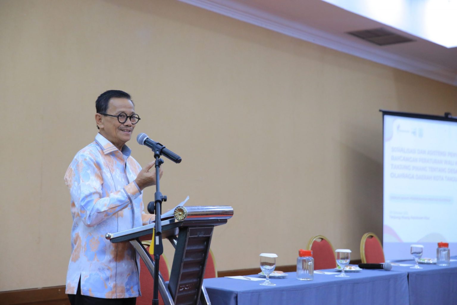 Wakil Wali Kota Tanjungpinang, Raja Ariza, saat membuka kegiatan Sosialisasi dan Asistensi Penyusunan Rancangan Peraturan Wali Kota tentang Desain Olahraga Daerah (DOD) Kota Tanjungpinang di Hotel Aston, Rabu (9/10/2025)