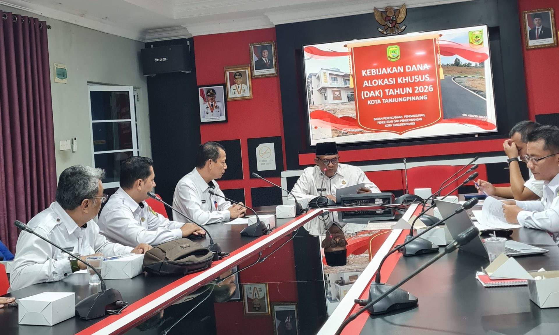 Badan Perencanaan Pembangunan, Penelitian dan Pengembangan (Bappelitbang) Kota Tanjungpinang saat menggelar Sosialisasi Kebijakan Dana Alokasi Khusus (DAK) Tahun 2026 dan Desk Penginputan Usulan DAK Kota Tanjungpinang Tahun Anggaran 2026. Kegiatan berlangsung luring di Ruang Rapat Utama Bappelitbang, Rabu (20/8/2025)