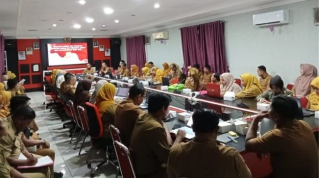 Pemerintah Kota Tanjungpinang melalui Badan Perencanaan Pembangunan, Penelitian dan Pengembangan (Bappelitbang) saat melaksanakan rapat pembahasan Perubahan Perjanjian Kinerja Tahun 2025, pada 4 November 2025 di Ruang Rapat Utama Bappelitbang.