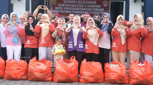 Tim Penggerak PKK Kota Tanjungpinang, Hj. Yuniarni Pustoko Weni, SH, saat Senam Bersama dan Pembagian Sembako bagi kader Posyandu se-Kelurahan Melayu Kota Piring, yang digelar di halaman kantor Kelurahan Melayu Kota Piring, Sabtu (27/12). (Foto: Prokompim Pemkot Tanjungpinang)