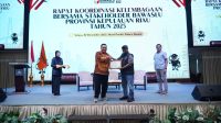 Ketua Bawaslu Kepri Zulhadril Putra memberikan piagam kepada dua nara sumber, Ketua PWI Kepri Saibansah Dardani dan staf pengajar di FISIP Universitas Nusa Cendana (UNDANA) Rudi Rohi. (Foto: Humas Bawaslu Kepri)