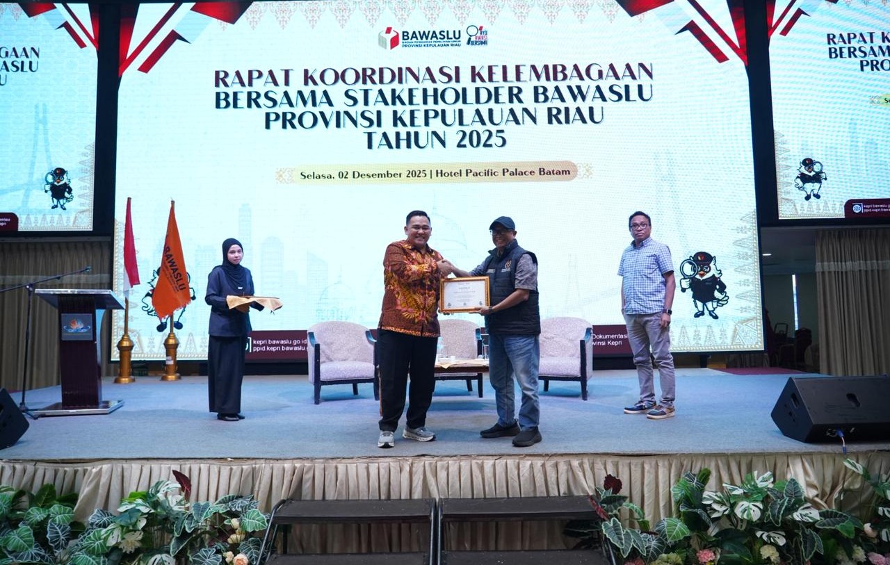 Ketua Bawaslu Kepri Zulhadril Putra memberikan piagam kepada dua nara sumber, Ketua PWI Kepri Saibansah Dardani dan staf pengajar di FISIP Universitas Nusa Cendana (UNDANA) Rudi Rohi. (Foto: Humas Bawaslu Kepri)