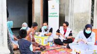 Tim Kesehatan Rumah Sehat Baznas (RSB) dan Relawan Baznas Kota Batam mendampingi warga terdampak bencana di Desa Marlempang, Kecamatan Bendahara, Aceh Tamiang, Provinsi Aceh. (Foto Istimewa)
