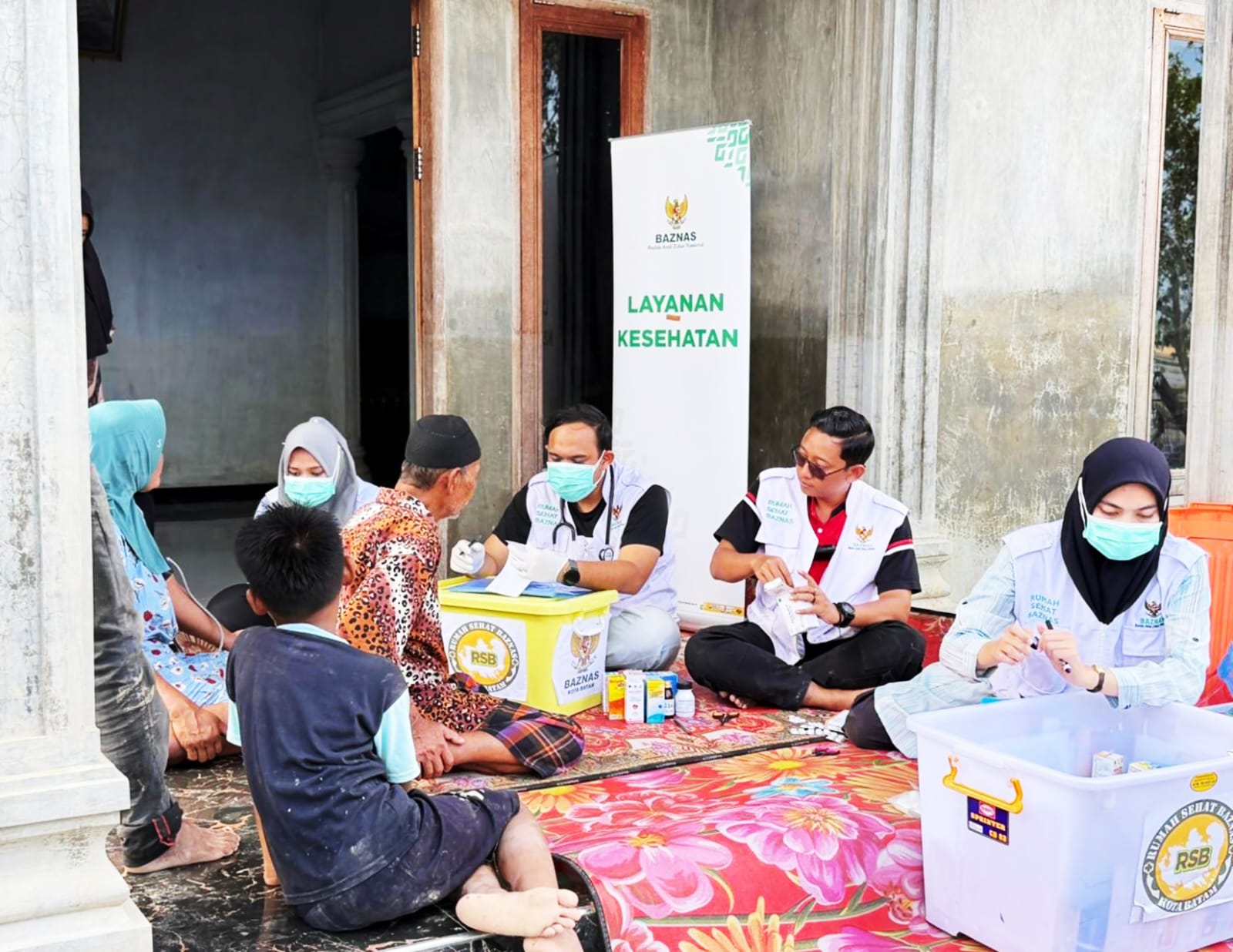 Tim Kesehatan Rumah Sehat Baznas (RSB) dan Relawan Baznas Kota Batam mendampingi warga terdampak bencana di Desa Marlempang, Kecamatan Bendahara, Aceh Tamiang, Provinsi Aceh. (Foto Istimewa)