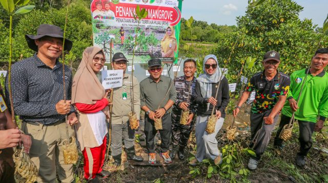 Walikota Tanjungpinang Lis Darmansyah bersama warga menanam mangrove di sejumlah kawasan pesisir Kota Tanjungpinang, di 2025. (Foto : istimewa)