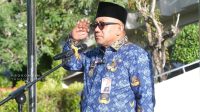 Wali Kota Tanjungpinang, H. Lis Darmansyah, S.H., saat memimpin Upacara Peringatan Hari Ibu ke-87 yang disejalankan dengan Peringatan Hari Bela Negara ke-77 di halaman Kantor Wali Kota Tanjungpinang, Senin (22/12/2025). (Foto : Humpro Pemko Tanjungpinang)