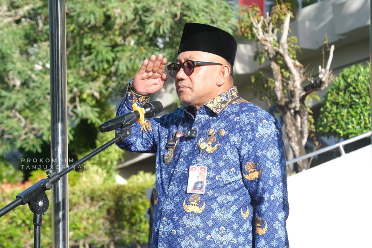 Wali Kota Tanjungpinang, H. Lis Darmansyah, S.H., saat memimpin Upacara Peringatan Hari Ibu ke-87 yang disejalankan dengan Peringatan Hari Bela Negara ke-77 di halaman Kantor Wali Kota Tanjungpinang, Senin (22/12/2025). (Foto : Humpro Pemko Tanjungpinang)