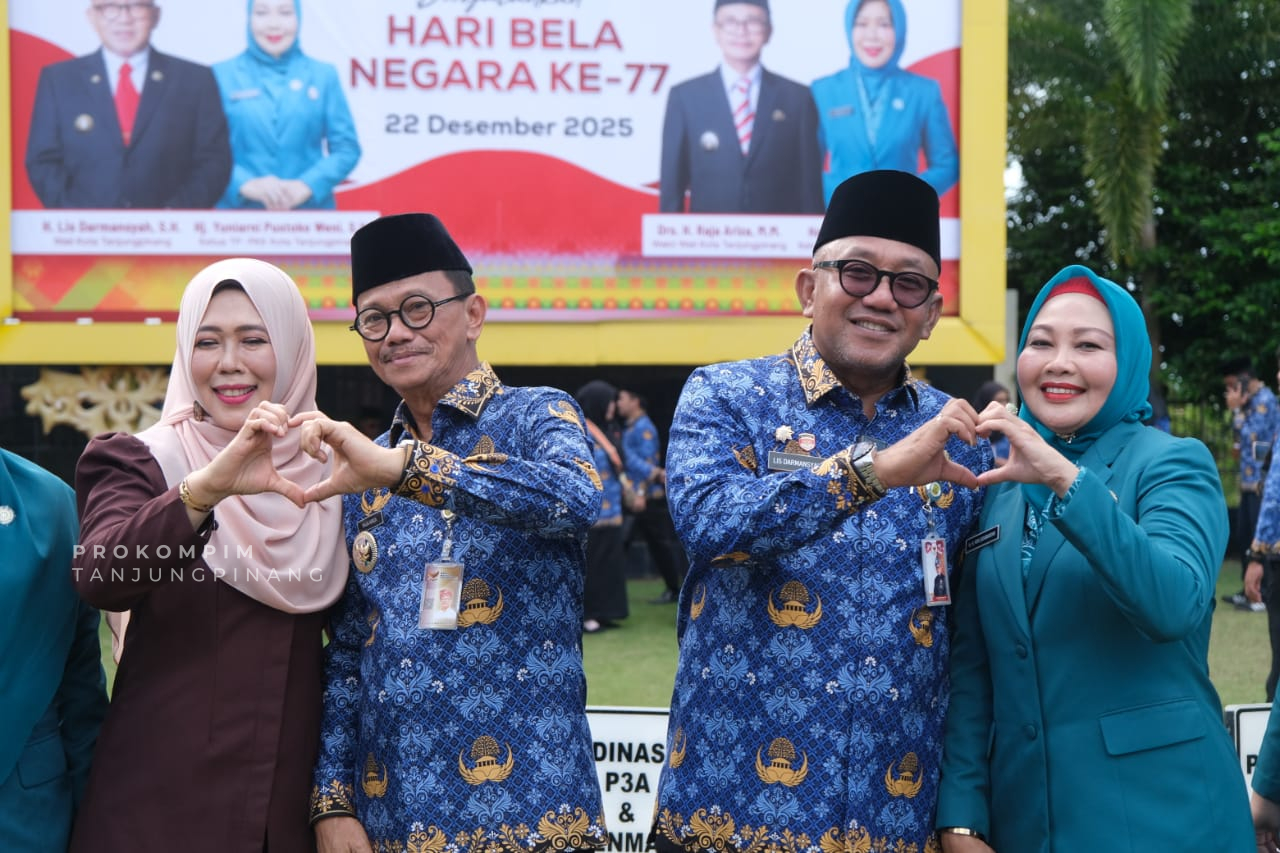 Walikota Tanjungpinang Lis Darmansyah, dan Wakil Walikota Tanjungpinang Raja Ariza bersama istri saat mempringati Hari ibu, di pelataran Kantor Walikota Tanjungpinang, Senin (22/12/2025) (Foto: Humpro Tanjungpinang)