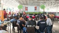 Sejumlah wartawan di Tanjungpinang yang tergabung dalam berbagai organisasi pers saat menggelar diskusi bersama Wali Kota Tanjungpinang, Lis Darmansyah, serta unsur Forum Koordinasi Pimpinan Daerah (Forkopimda), di Food Court A8 Pinang Harmoni Square, Jalan DI Panjaitan Km 7, Tanjungpinang, Selasa (23/12/2025) (Foto: pijarkepri.com)