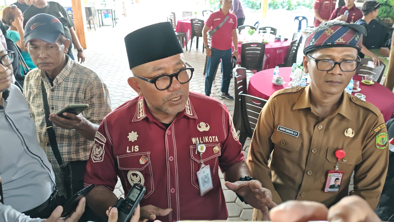 Walikota Tanjungpinang, Lis Darmansyah, SH saat diwawancara sejumlah media usai diskusi bersama wartawan di daerah itu, Senin (23/12/2025) (Foto: ajianugraha/pijarkepri.com)