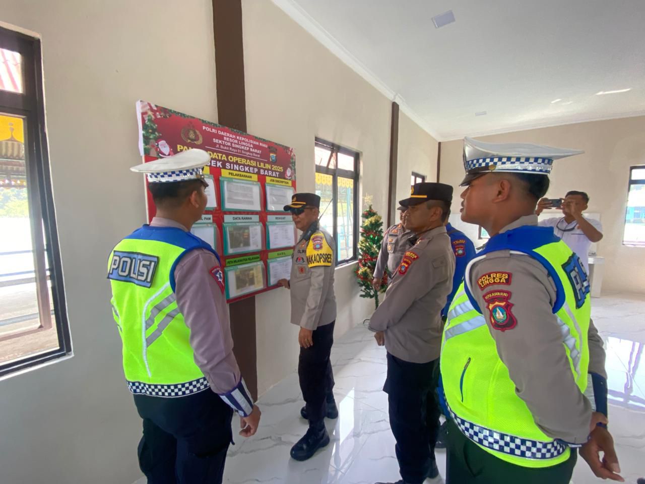 Polres Lingga melakukan pengecekan Pos Pengamanan (Pos Pam) dan Pos Pelayanan (Pos Yan) dalam rangka Operasi Lilin Seligi 2025, Rabu (24/12/2025).