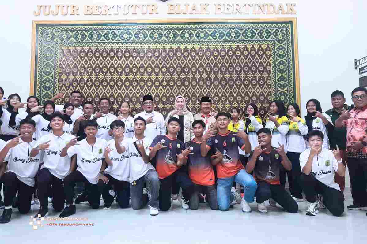 Wali Kota Tanjungpinang, Lis Darmansyah, bersama Wakil Ketua II DPRD Kota Tanjungpinang Syarifah Elvyzana, Kadispora Ruli Friady, Kadisdik Teguh Ahmad Syafari, para pelatih, saat melepas kontingen atlet pelajar yang akan berlaga pada Pekan Olahraga Pelajar Nasional (POPNAS) 2025 di DKI Jakarta, di Ruang Rapat Engku Putri Raja Hamidah, Kantor Wali Kota Tanjungpinang, Rabu (29/10/2025).